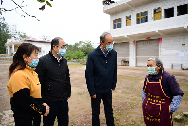 四川省长黄强暗访督查农村地区疫情防控工作 并主持召开省疫情防控工作视频调度会议